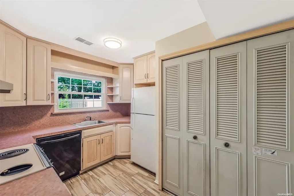 22 Sunhollow Court Deer Park NY 11729