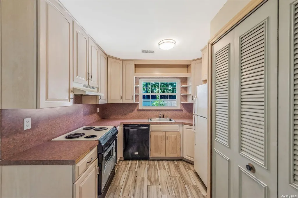 22 Sunhollow Court Deer Park NY 11729