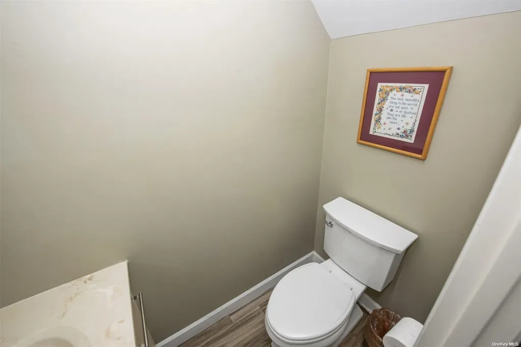 22 Sunhollow Court Deer Park NY 11729