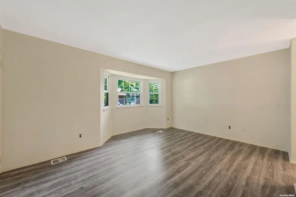 22 Sunhollow Court Deer Park NY 11729
