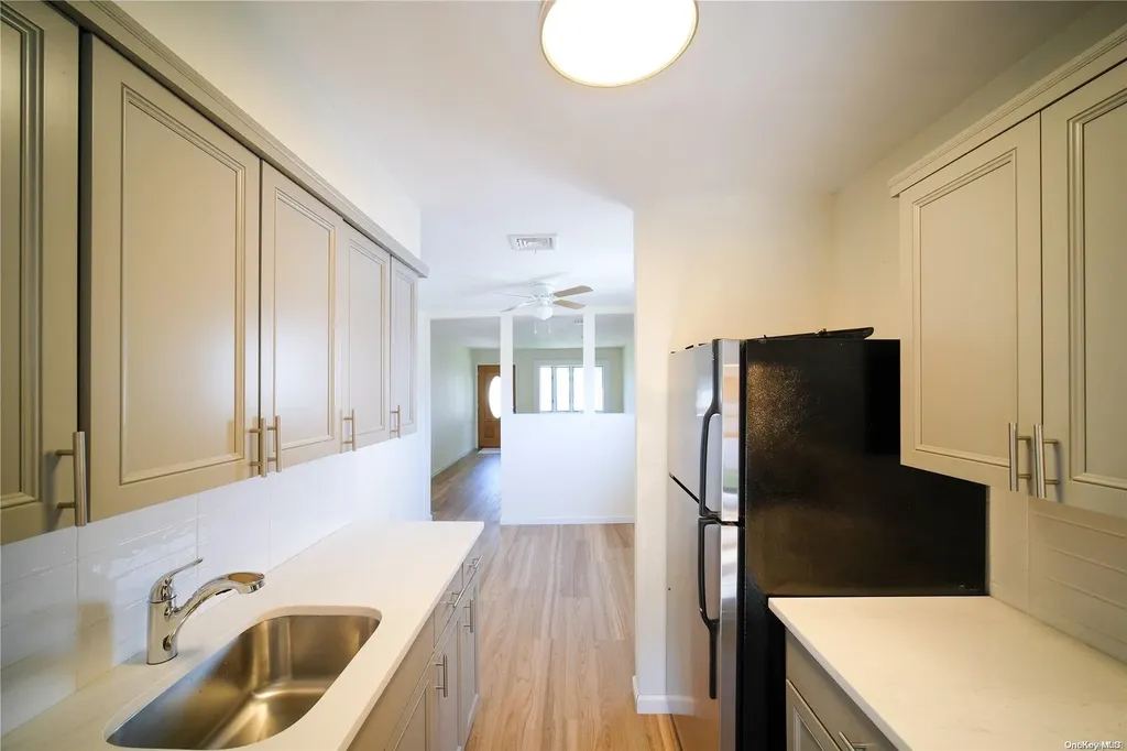 25 E Kissimee Road Lindenhurst NY 11757