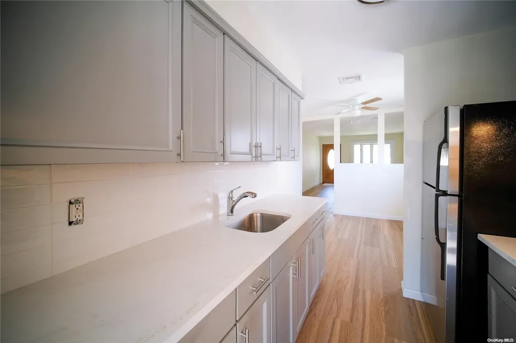 25 E Kissimee Road Lindenhurst NY 11757