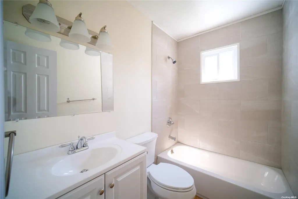 25 E Kissimee Road Lindenhurst NY 11757