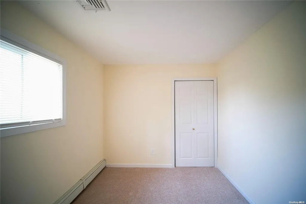 25 E Kissimee Road Lindenhurst NY 11757