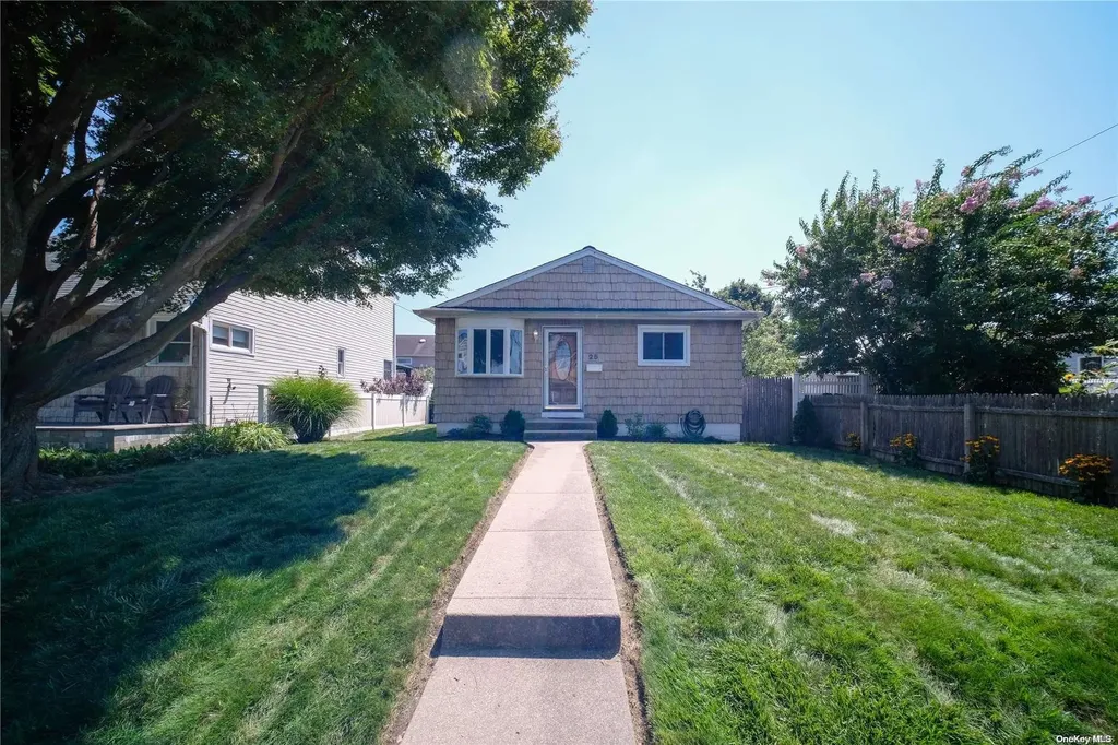 25 E Kissimee Road Lindenhurst NY 11757