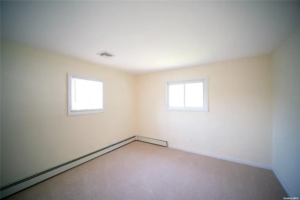 25 E Kissimee Road Lindenhurst NY 11757