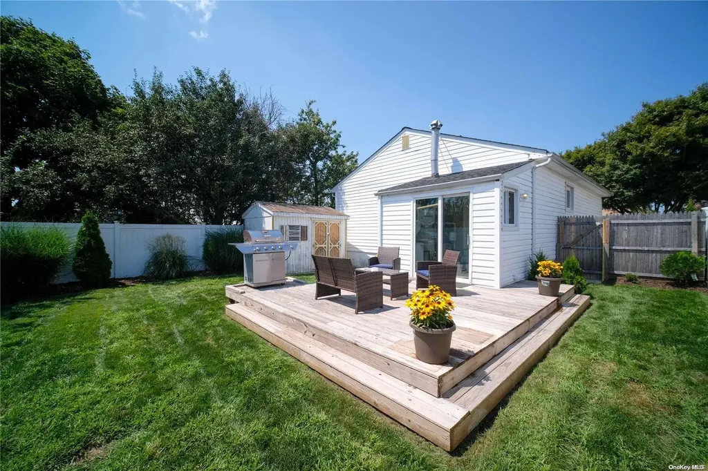 25 E Kissimee Road Lindenhurst NY 11757
