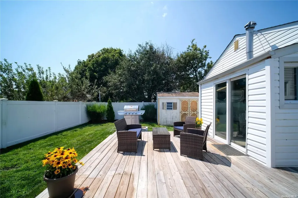25 E Kissimee Road Lindenhurst NY 11757