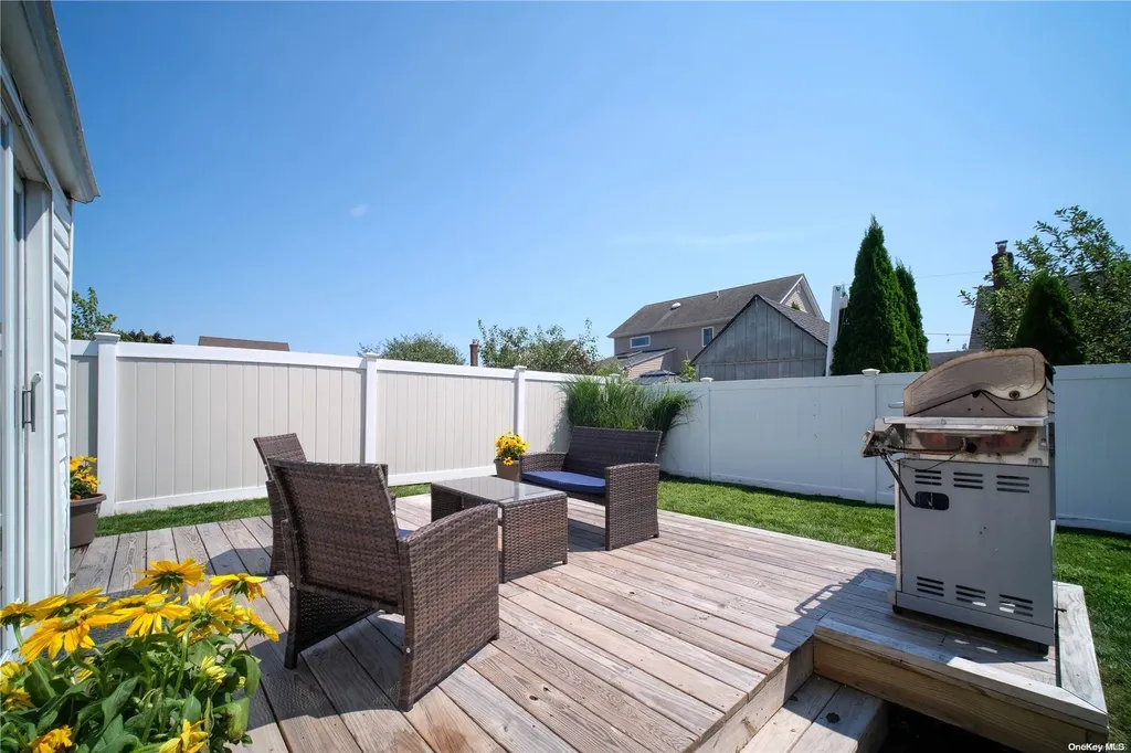 25 E Kissimee Road Lindenhurst NY 11757
