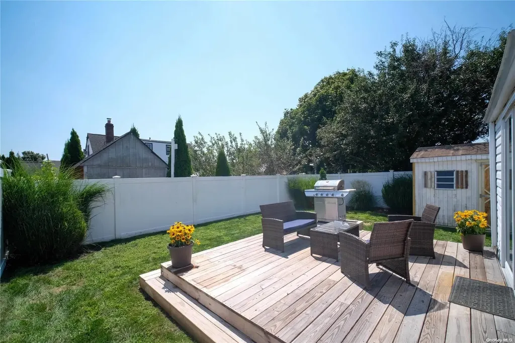 25 E Kissimee Road Lindenhurst NY 11757