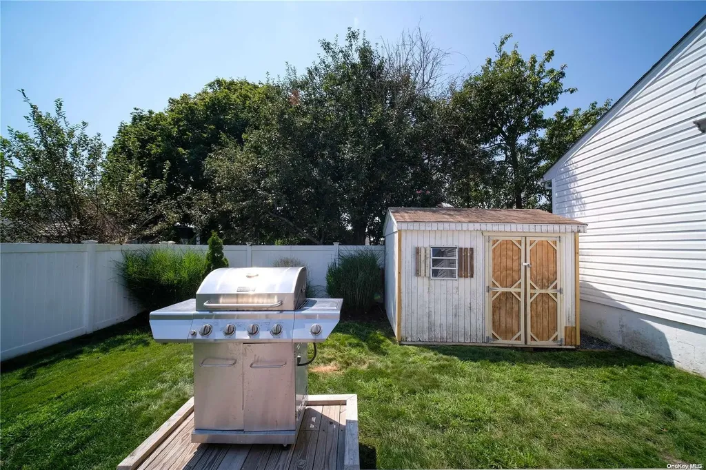 25 E Kissimee Road Lindenhurst NY 11757