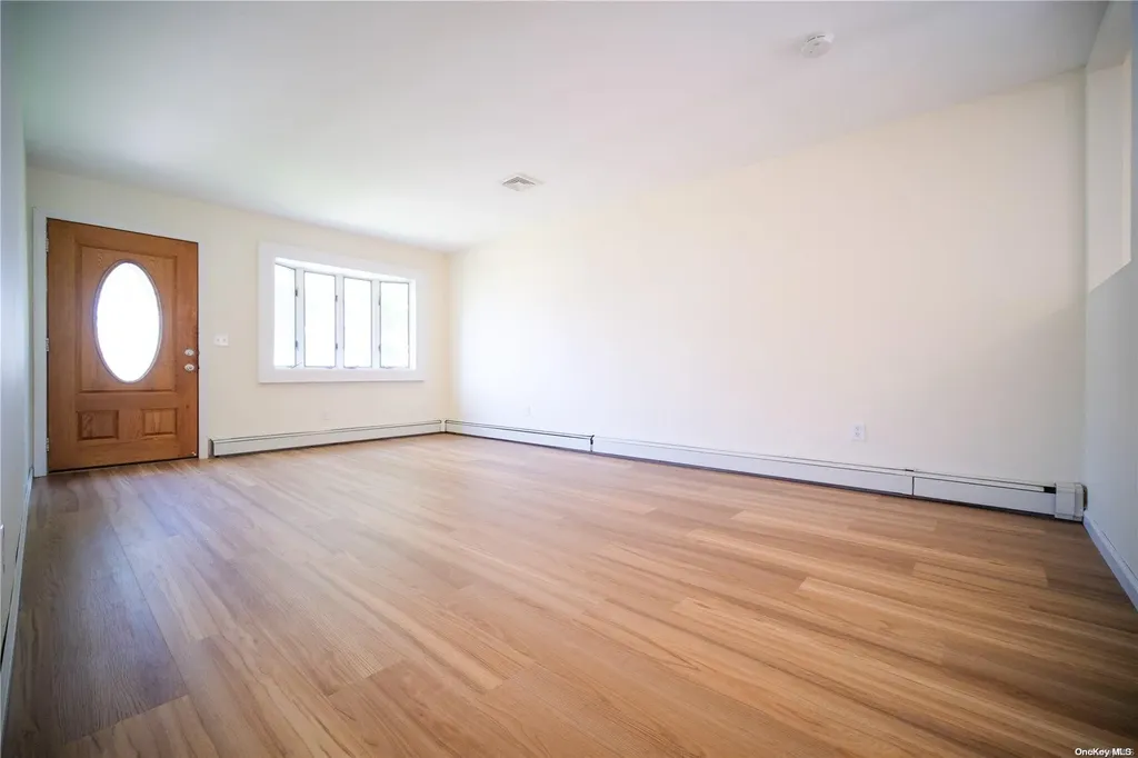 25 E Kissimee Road Lindenhurst NY 11757
