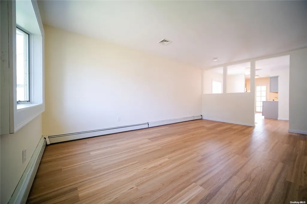 25 E Kissimee Road Lindenhurst NY 11757
