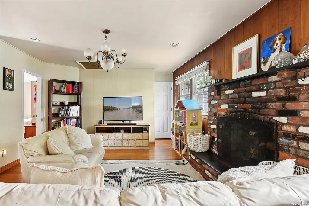 33 Forest Road Valley Stream NY 11581