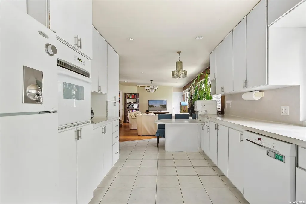 33 Forest Road Valley Stream NY 11581