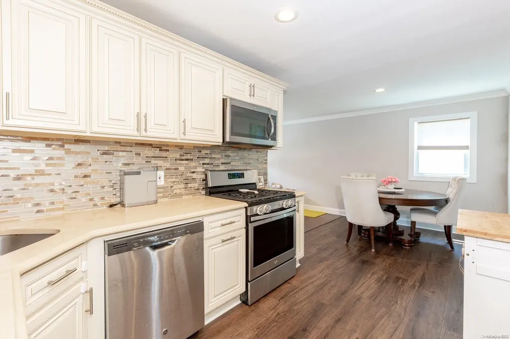 811 Arctic Street Lindenhurst NY 11757