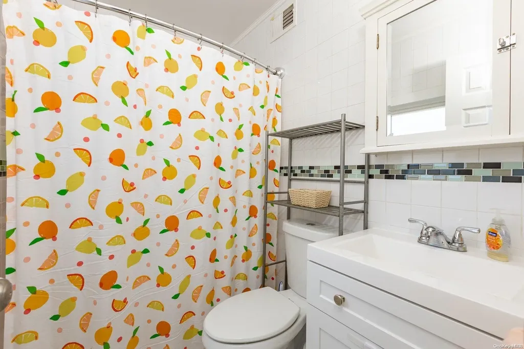 811 Arctic Street Lindenhurst NY 11757