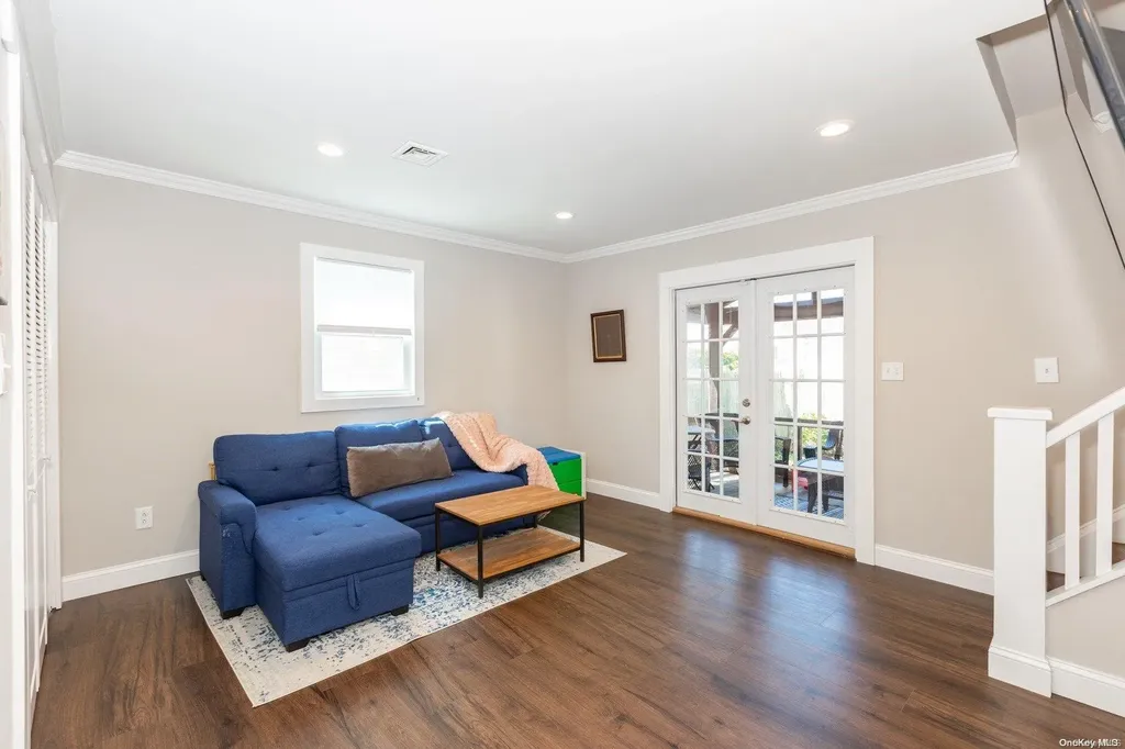 811 Arctic Street Lindenhurst NY 11757