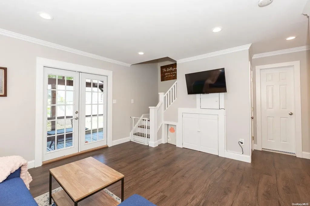 811 Arctic Street Lindenhurst NY 11757