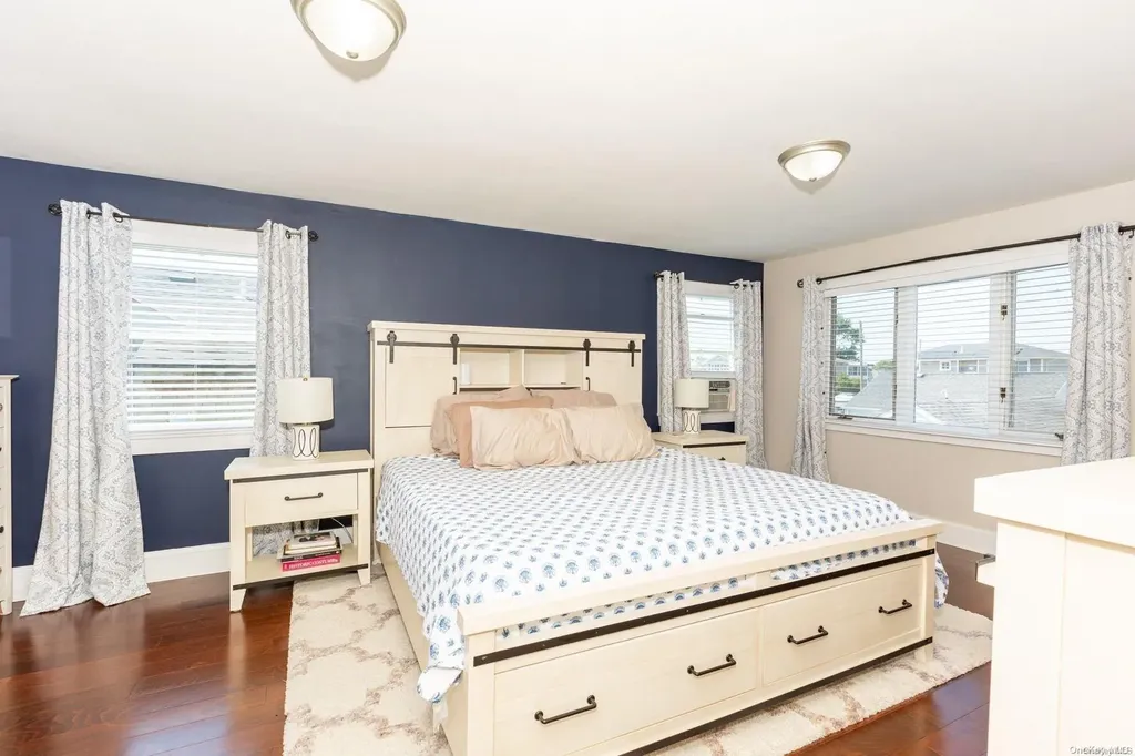 811 Arctic Street Lindenhurst NY 11757