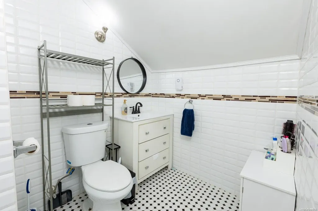 811 Arctic Street Lindenhurst NY 11757