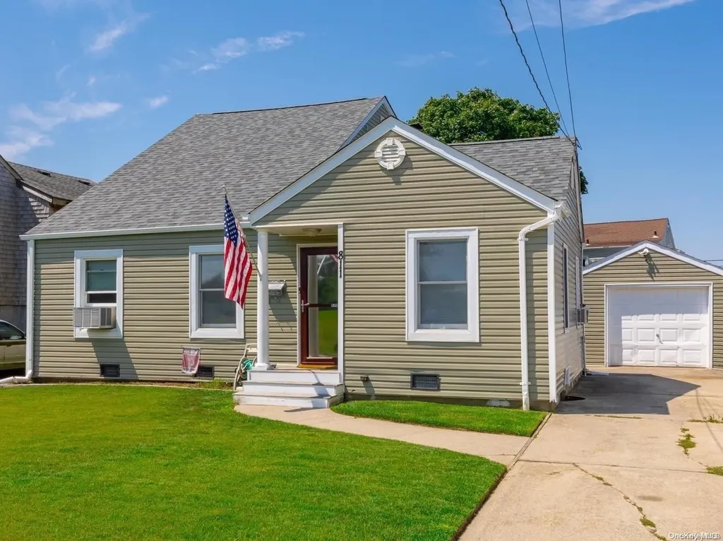 811 Arctic Street Lindenhurst NY 11757