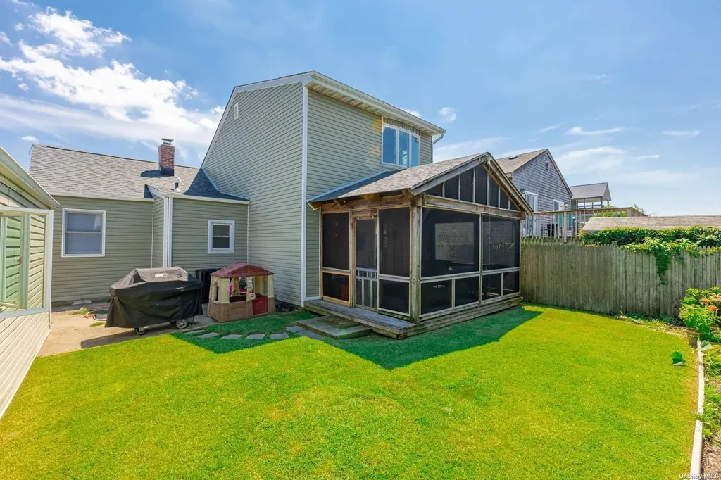 811 Arctic Street Lindenhurst NY 11757