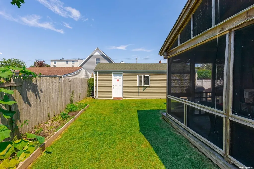 811 Arctic Street Lindenhurst NY 11757