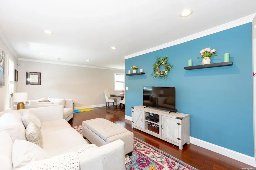 811 Arctic Street Lindenhurst NY 11757