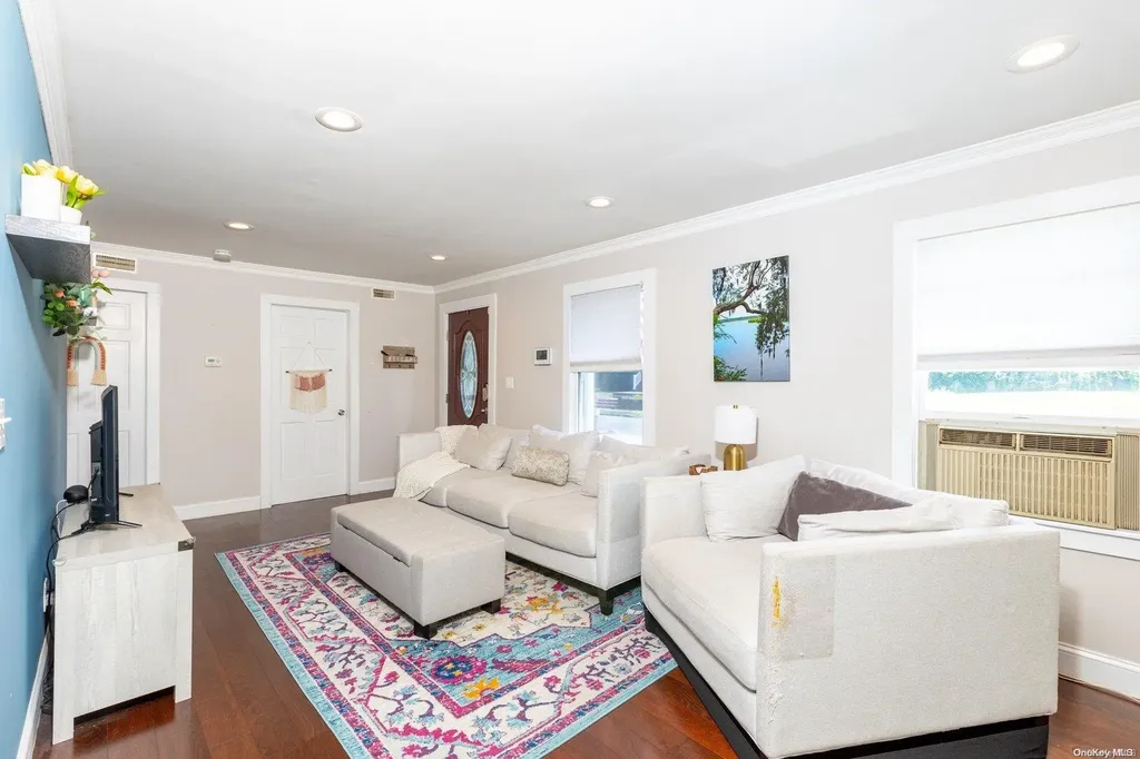 811 Arctic Street Lindenhurst NY 11757