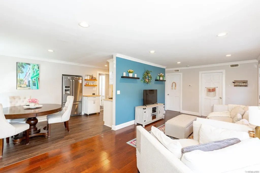 811 Arctic Street Lindenhurst NY 11757