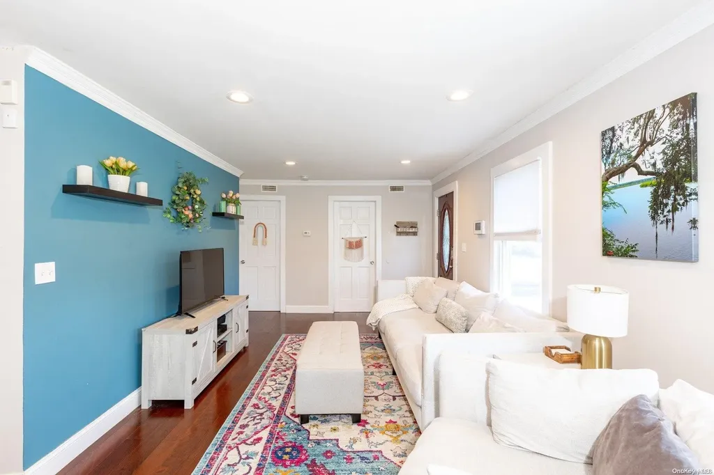 811 Arctic Street Lindenhurst NY 11757