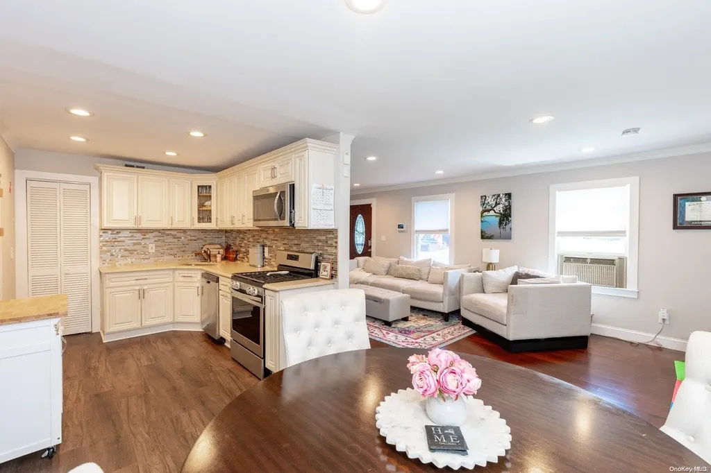 811 Arctic Street Lindenhurst NY 11757