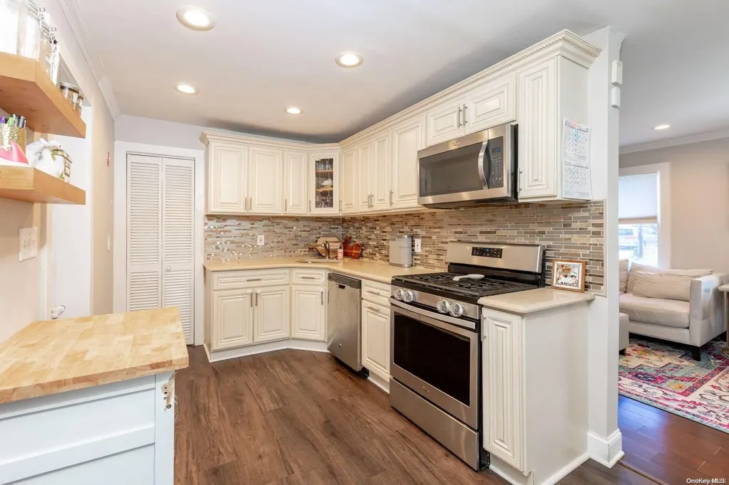 811 Arctic Street Lindenhurst NY 11757