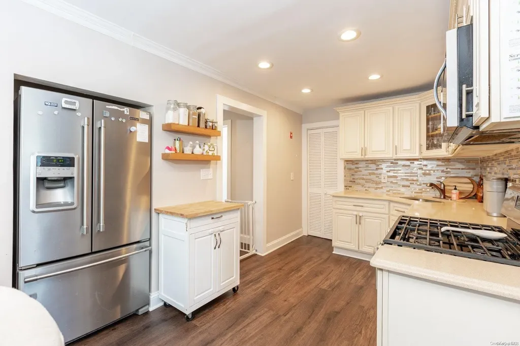 811 Arctic Street Lindenhurst NY 11757