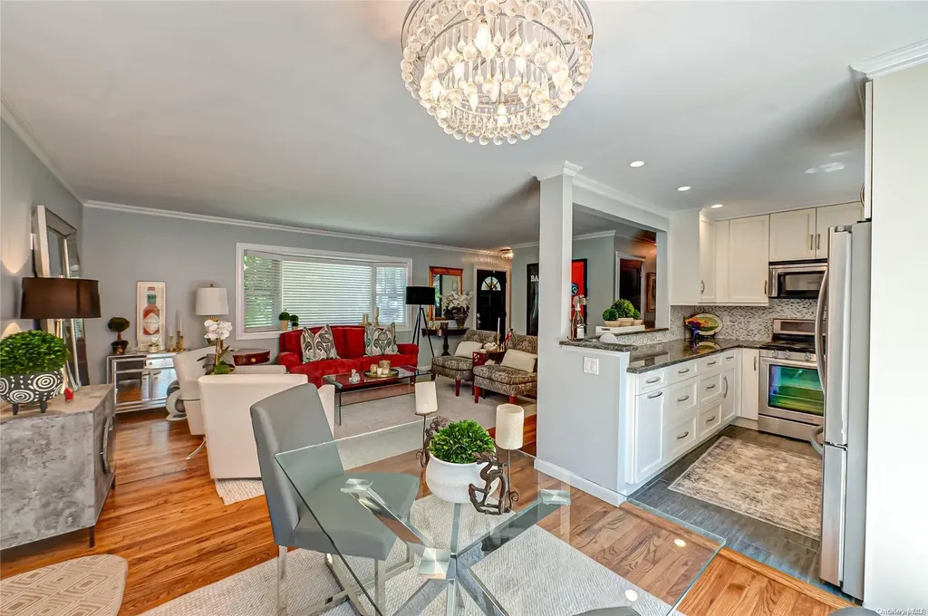 94 Lynncliff Road Hampton Bays NY 11946