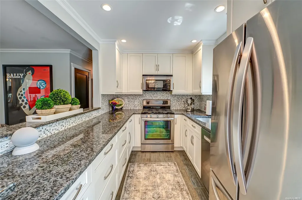 94 Lynncliff Road Hampton Bays NY 11946
