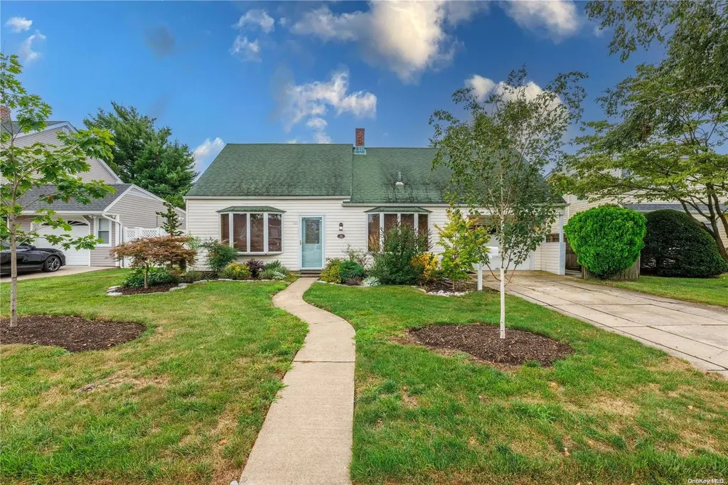 33 Oaktree Lane Levittown NY 11756