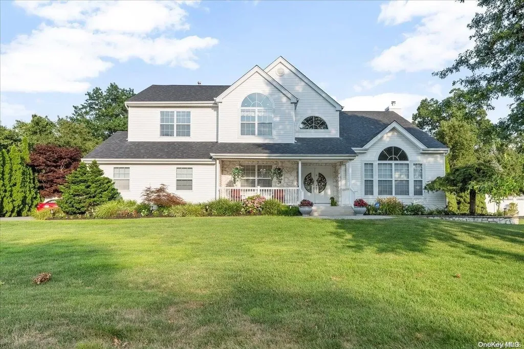 10 Weeping Cherry Lane Commack NY 11725