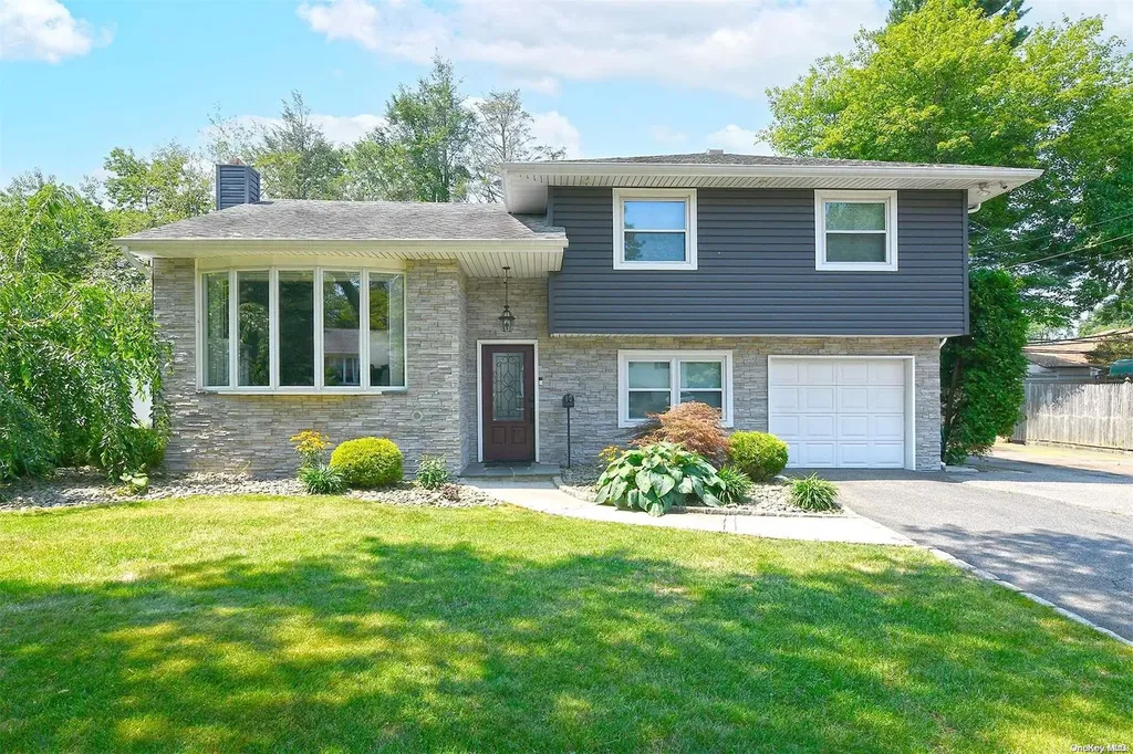 17 Glendale Drive Melville NY 11747