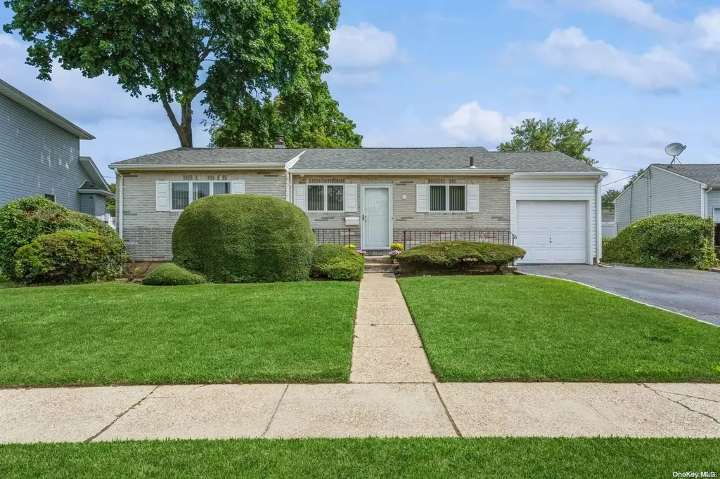 12 Helen Avenue Plainview NY 11803