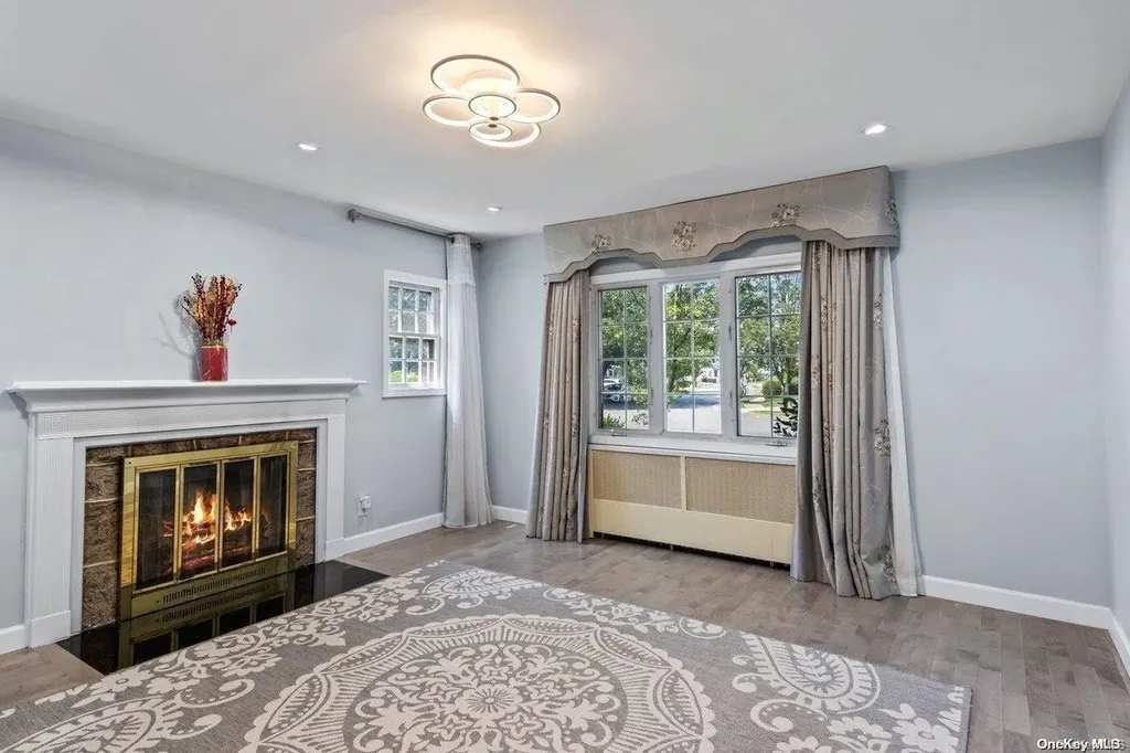 30 Aberdeen Road New Hyde Park NY 11040