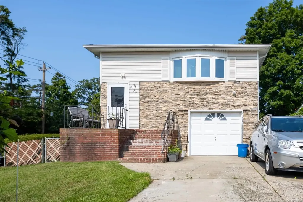504 Mount Place West Babylon NY 11704