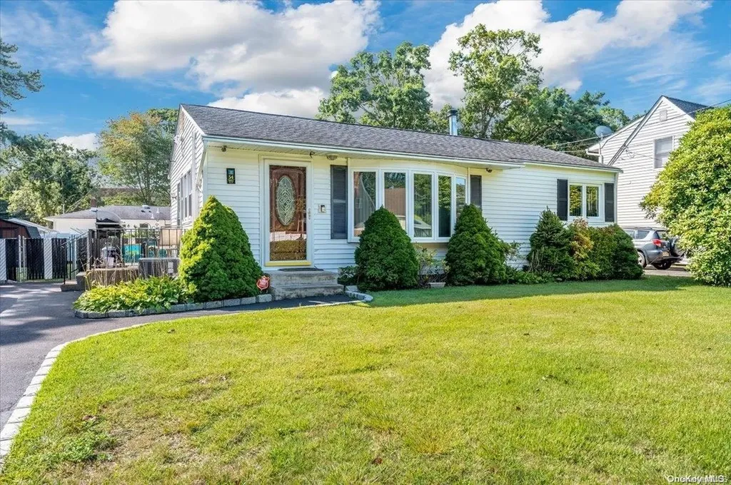 54 Chanel Drive E Shirley NY 11967