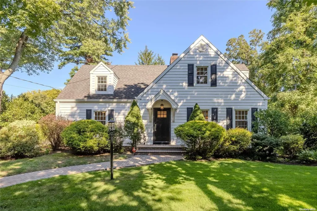 528 Roslyn Road East Williston NY 11596