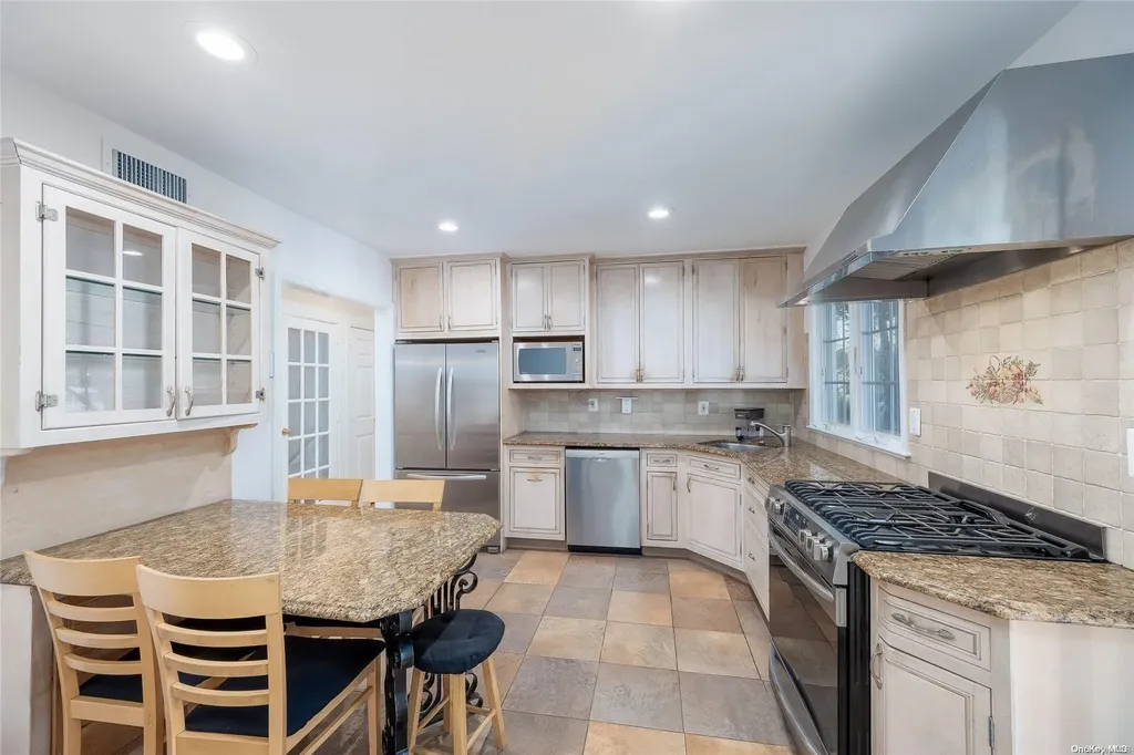 528 Roslyn Road East Williston NY 11596