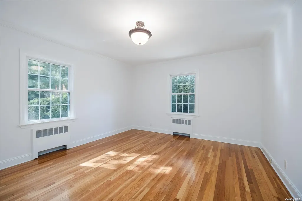528 Roslyn Road East Williston NY 11596