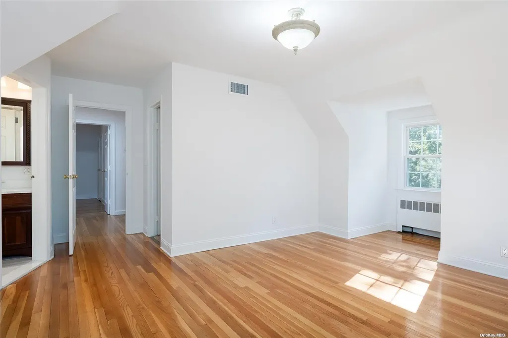 528 Roslyn Road East Williston NY 11596