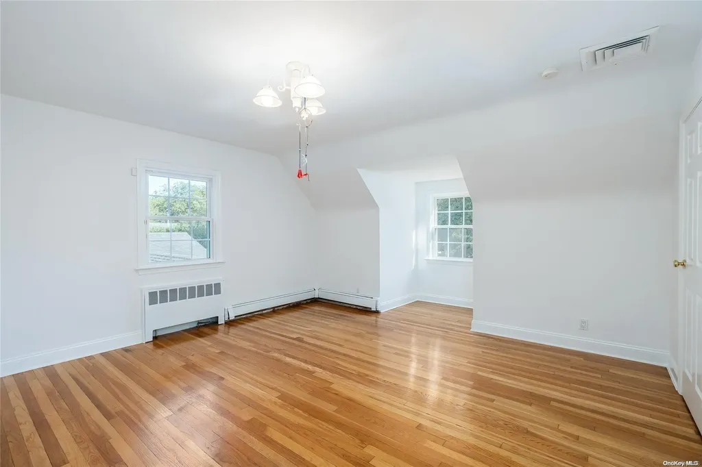 528 Roslyn Road East Williston NY 11596