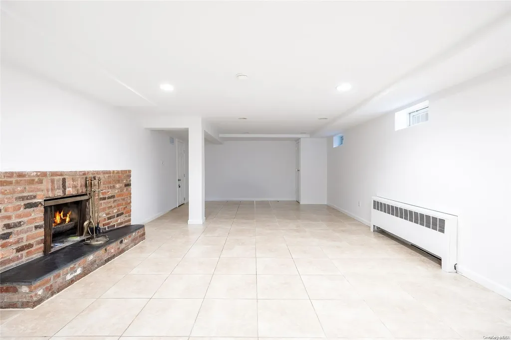 528 Roslyn Road East Williston NY 11596